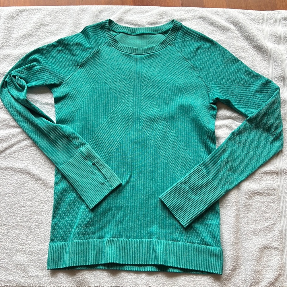 Lululemon long sleeve textured crew neck top size 8/ medium. Turquoise.